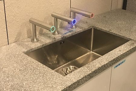 สถานีล้างมือและตู้กระจก EcoTap ที่ Boss Group - สถานีล้างมือและตู้กระจก EcoTap ที่ Boss Group
